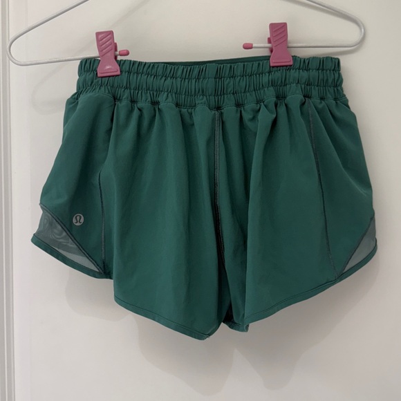 lululemon Hotty Hot Shorts 2.5” - Excellent Condition - Size 6 - Picture 2 of 4